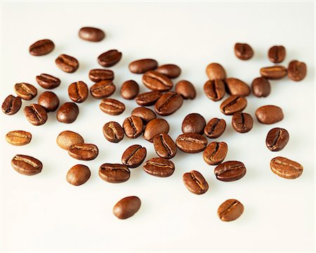 Grains de café sur une surface blanche Photographie de stock - Premium Libres de Droits, Code: 659-06155242