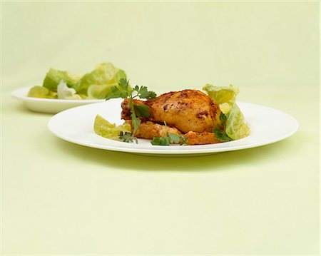 simsearch:400-05357996,k - Poulet frit avec une salade verte Photographie de stock - Premium Libres de Droits, Code: 659-06155251