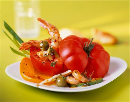 simsearch:659-06184494,k - Tomatoes stuffed with prawns, avocado and olives Foto de stock - Royalty Free Premium, Número: 659-06155264