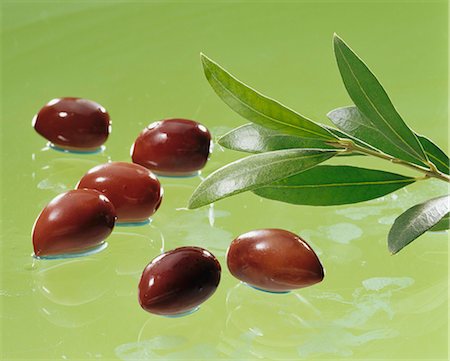 Olives with olive sprig Fotografie stock - Premium Royalty-Free, Codice: 659-06155301
