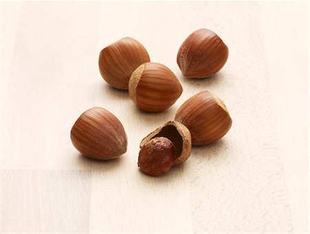 Hazelnuts, unshelled and one shelled Foto de stock - Sin royalties Premium, Código: 659-06155318