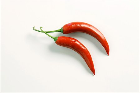 piment rouge - Deux piments sur fond blanc Photographie de stock - Premium Libres de Droits, Code: 659-06155337