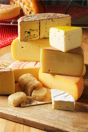 simsearch:659-07068818,k - Nature morte avec des fromages Photographie de stock - Premium Libres de Droits, Code: 659-06155338