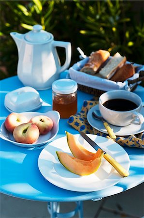 Breakfast in the garden with coffee and fruit Foto de stock - Royalty Free Premium, Número: 659-06155341