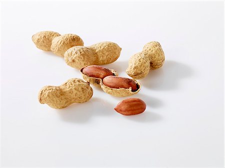 erdnuss - Peanuts, with intact and opened shell Foto de stock - Sin royalties Premium, Código: 659-06155403