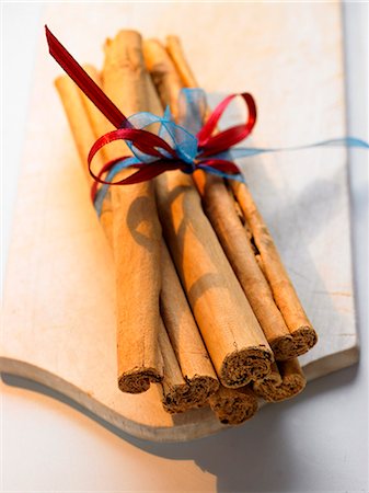 A bundle of cinnamon sticks on chopping board Foto de stock - Sin royalties Premium, Código: 659-06155441