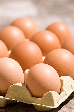 simsearch:659-06151569,k - Brown eggs in egg box Foto de stock - Royalty Free Premium, Número: 659-06155457