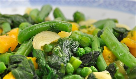 Conchiglie with spinach, beans, peas and peppers Foto de stock - Sin royalties Premium, Código: 659-06155458