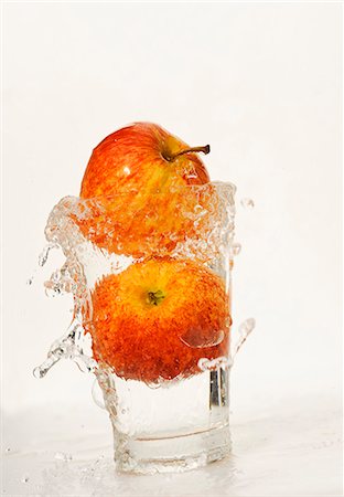simsearch:659-06155344,k - Deux pommes Gala dans un verre d'eau Photographie de stock - Premium Libres de Droits, Code: 659-06155524