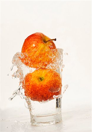 simsearch:659-06307071,k - Two Gala apples in a glass of water Foto de stock - Sin royalties Premium, Código: 659-06155524