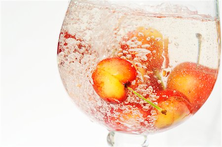 simsearch:659-06671584,k - Sweet cherries in a glass of water Foto de stock - Sin royalties Premium, Código: 659-06155526