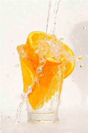 simsearch:659-09124296,k - Oranges dans un verre d'eau Photographie de stock - Premium Libres de Droits, Code: 659-06155528