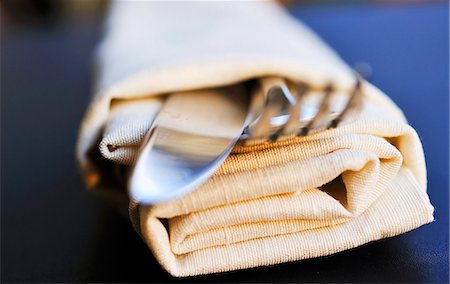 serviette de table - Serviette de tissu avec un couteau et une fourchette Photographie de stock - Premium Libres de Droits, Code: 659-06155522