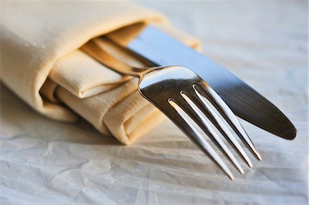 simsearch:659-01846426,k - Serviette de tissu avec un couteau et une fourchette Photographie de stock - Premium Libres de Droits, Code: 659-06155523