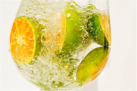 fruits in the water - Citrus fruits in a glass of water Stock Photo - Premium Royalty-Free, Code: 659-06155532