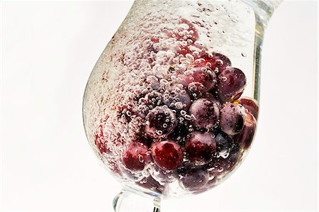 Grapes in a glass of water Foto de stock - Sin royalties Premium, Código: 659-06155533