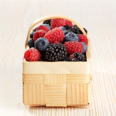 A basket of various berries Foto de stock - Sin royalties Premium, Código: 659-06155549