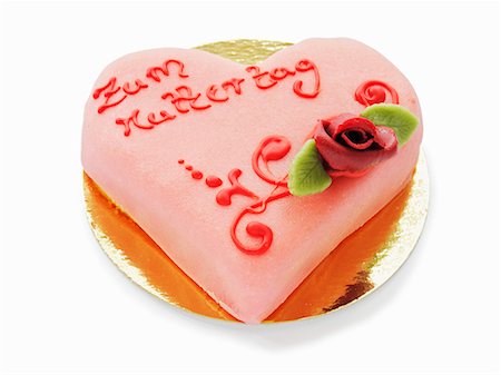 simsearch:659-06185284,k - A heart-shaped cake for Mother's Day Stock Photo - Premium Royalty-Free, Code: 659-06155557