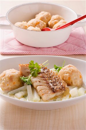 simsearch:659-08512771,k - Coalfish fillet with creamy kohlrabi and semolina dumplings Foto de stock - Sin royalties Premium, Código: 659-06155564