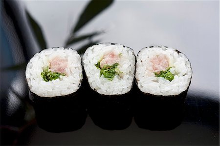 simsearch:659-08419175,k - Negitoromaki sushi filled with tuna and 'negi' (Japanese spring onions) Foto de stock - Sin royalties Premium, Código: 659-06155565