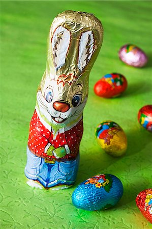 Chocolate Easter bunny and chocolate eggs Fotografie stock - Premium Royalty-Free, Codice: 659-06155581