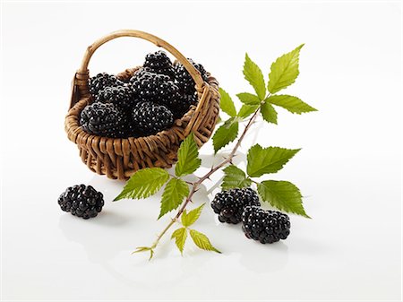 simsearch:659-01861028,k - Blackberries in a little basket with a blackberry sprig next to it Foto de stock - Sin royalties Premium, Código: 659-06155604