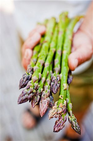 Hand Holding Fresh Asparagus Spears Foto de stock - Sin royalties Premium, Código: 659-06155631