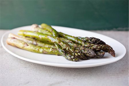 simsearch:659-06155632,k - Roasted Asparagus on a White Platter Foto de stock - Royalty Free Premium, Número: 659-06155632