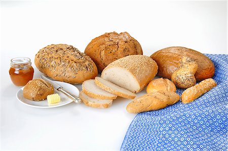 Une variété de pains et petits pains avec beurre et confiture Photographie de stock - Premium Libres de Droits, Code: 659-06155675