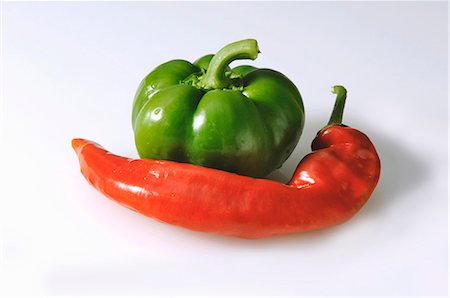 simsearch:659-06154338,k - A green pepper and a red chili pepper Foto de stock - Sin royalties Premium, Código: 659-06155679