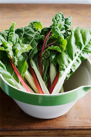 Fresh chard leaves in a bowl Foto de stock - Sin royalties Premium, Código: 659-06155688