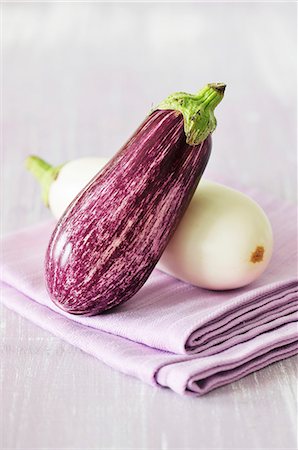 Two aubergines (purple and white) Stock Photo - Premium Royalty-Free, Code: 659-06155693
