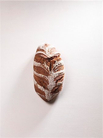 A loaf of brown bread Foto de stock - Sin royalties Premium, Código: 659-06155728