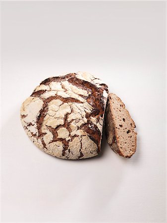 rye bread - Rye bread, partly sliced Foto de stock - Sin royalties Premium, Código: 659-06155739