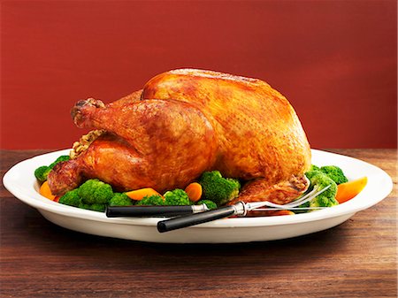 Roasted stuffed turkey with vegetables Foto de stock - Sin royalties Premium, Código: 659-06155749