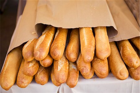 Loaves of French Bread in a Paper Bags at a Market Foto de stock - Sin royalties Premium, Código: 659-06155764