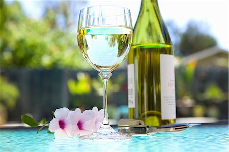 simsearch:659-06155761,k - Verre et bouteille de vin blanc sur une Table en plein air ; Près de la piscine Photographie de stock - Premium Libres de Droits, Code: 659-06155761