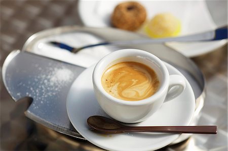 espresso - Espresso, a sugar tin and Italian biscuits Stock Photo - Premium Royalty-Free, Code: 659-06155797