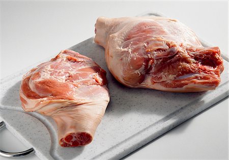 simsearch:659-06902465,k - Cochon de lait (shoulder and leg) on a chopping board Foto de stock - Royalty Free Premium, Número: 659-06155813