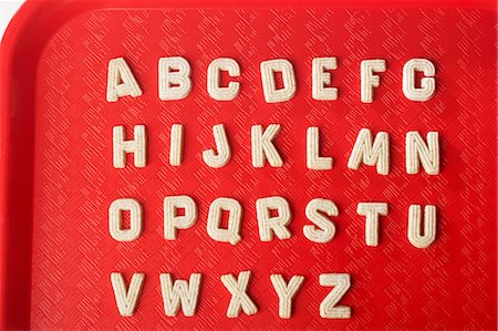 Biscuits sucrés alphabet sur le plateau de déjeuner Photographie de stock - Premium Libres de Droits, Code: 659-06155879