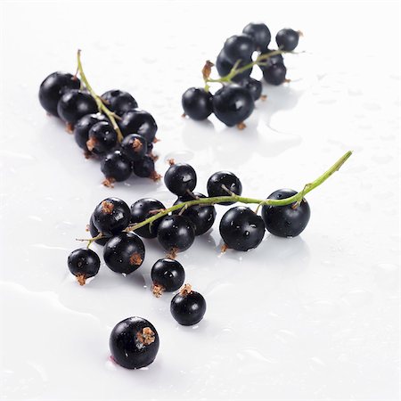 Blackcurrants with drops of water Foto de stock - Sin royalties Premium, Código: 659-06155897