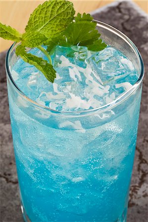 ron - Blue Mojito with Mint Garnish Foto de stock - Sin royalties Premium, Código: 659-06155890