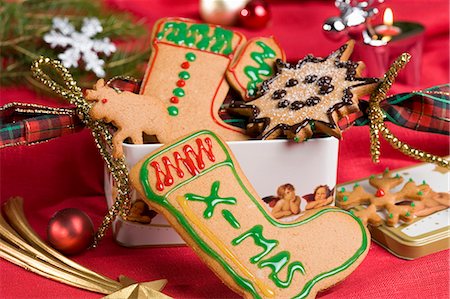 Various Christmas biscuits in a biscuit tin Stock Photo - Premium Royalty-Free, Code: 659-06155929