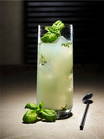 Gin and basil cocktail Foto de stock - Sin royalties Premium, Código: 659-06155922