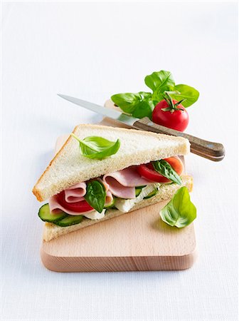 simsearch:659-06495132,k - Un sandwich au jambon, Camembert, tomates, concombre et basilic Photographie de stock - Premium Libres de Droits, Code: 659-06155936