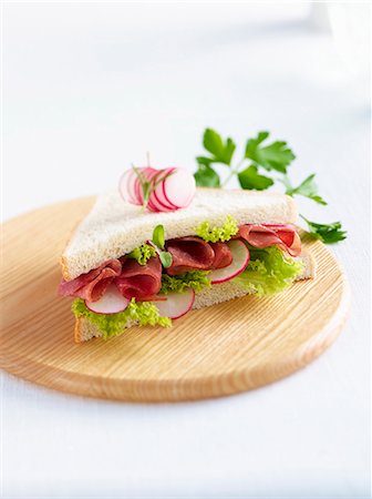 sandwich white background - A ham, lettuce and radish sandwich Foto de stock - Sin royalties Premium, Código: 659-06155938