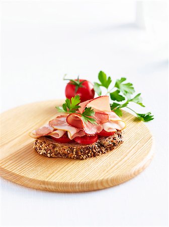 simsearch:659-06495132,k - A slice of wholemeal bread with tomatoes and ham Foto de stock - Sin royalties Premium, Código: 659-06155939