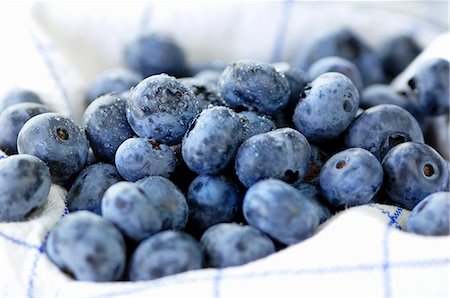 simsearch:659-06154319,k - Lots of freshly washed blueberries on a dish cloth Foto de stock - Sin royalties Premium, Código: 659-06155954