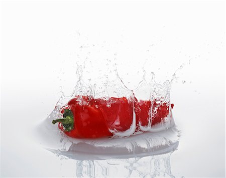 simsearch:659-06184290,k - Un piment rouge tombant dans l'eau Photographie de stock - Premium Libres de Droits, Code: 659-06155968