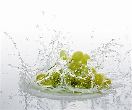 fruit splash - Raisins verts tombant dans l'eau Photographie de stock - Premium Libres de Droits, Code: 659-06155975